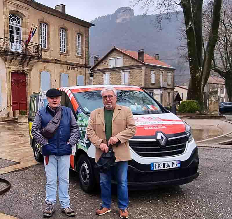 C. Coulomb et A. Delmas devant l'estafette Renault Trafic au départ de Nant Aveyron