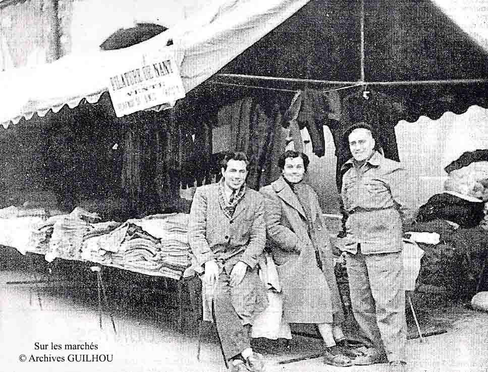 Jean Deniort, Jeannette Deniort et Jean Guilhou à droite sur un marché de la région de Nant.
