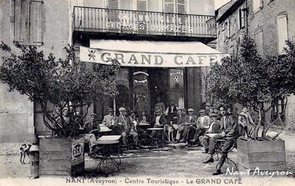 Le grand café à Nant vers 1930 avec au premier plan le patron Georges Dumazer